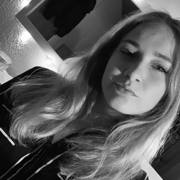 Meet your Posher, Cynthia - Picture 1 of 1